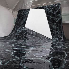 Baptiste Debombourg, Matière noire, 2015, Installation contextuelle en verre noir, 11 x 8 x 5 m (dimensions variables), La Chaufferie, Galerie de la Hear, Strasbourg
