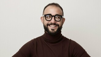 Raphael Montes em foto frontal tirada para uma revista famosa