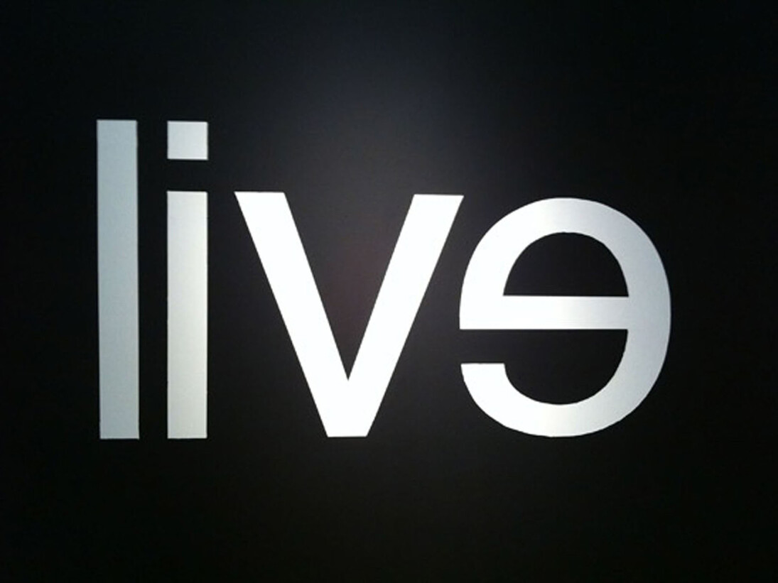 Kendell Geers, Evil : Live, 2002, peinture murale noire sur peinture blanche lettres apparaissant grâce à des réserves, 220 x 260 cm. © ADAGP, Paris, 2017
