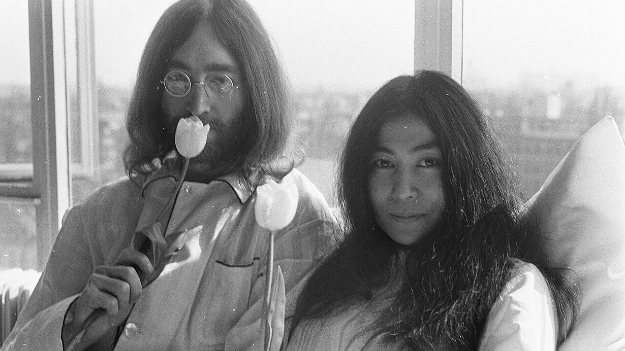John Lennon y su esposa Yoko Ono durante la “encamada por la paz”, 1969