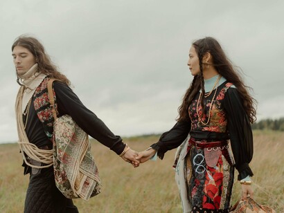 Ciganos. Quando Alice acordou estava nos braços da criança que brincava as margens do rio. Alice agora será Ymã e já está no acampamento da tribo real. Durante a experiência vivida nesta segunda parte da sua vida, a bisneta daquela que está viva, vibra espírito livre, nômade, cigana por natureza. Tanto ela, quanto Ymã, Eu e Você, antes ou agora, na ciência das nossas criações, acessamos os mistérios da vida universal, vividas no corpo em tempos distintos



