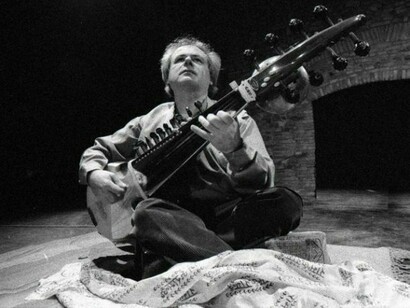 Ganesh Del Vescovo alla chitarra