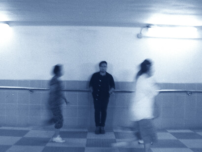 Siluetas de personas caminando por una estación de metro