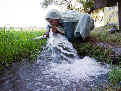 Darapti tastes the water, Madhya Pradesh, 2013
