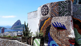 Vista do terceiro andar da casa chamada de The Maze Inn na cidade do Rio de Janeiro, Brasil