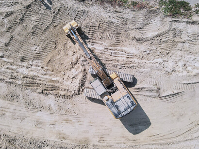 Excavadora realiza trabajos en el terreno de la Mina 'El Centinela' en Sierra Gorda, Chile