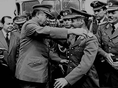 Los gobernantes (militares que llegaron al cargo tras un golpe de Estado) Augusto Pinochet (Chile) y Hugo Banzer (Bolivia) suscribieron en 1975 el conocido como Acuerdo de Charaña, que incluía una propuesta para solucionar la mediterraneidad de Bolivia