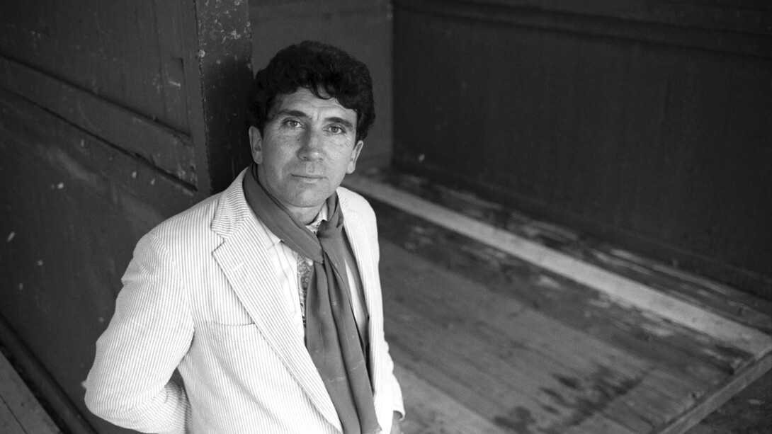 Reinaldo Arenas (Aguas Claras, 16 luglio 1943 – New York, 7 dicembre 1990) è stato uno scrittore, poeta, drammaturgo e saggista cubano. Passò la maggior parte della sua vita combattendo il regime di Fidel Castro attraverso la sua arte