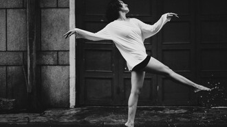 Sátántangó revela como sociedades fabricam suas próprias coreografias de esperança, delírio e direção — movimentos que sobrevivem mesmo soterrados por fissuras, tropeços e ilusões necessárias à travessia