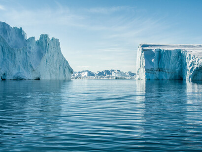 Au Groenland, la fonte des glaciers redessine la carte des puissances : derrière la banquise qui se fracture, ce sont les routes maritimes, les terres rares et l’équilibre mondial qui se déplacent