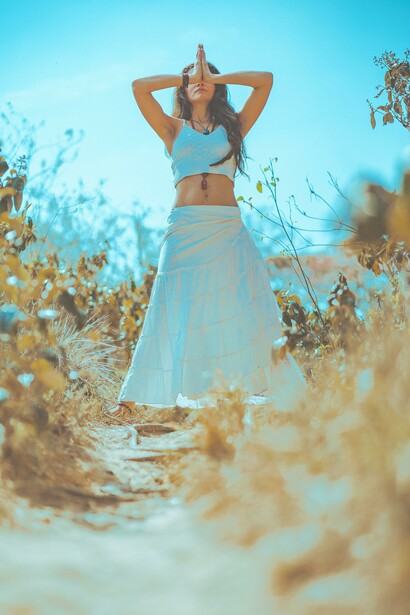 Mulher com blusa regata branca no campo de grama