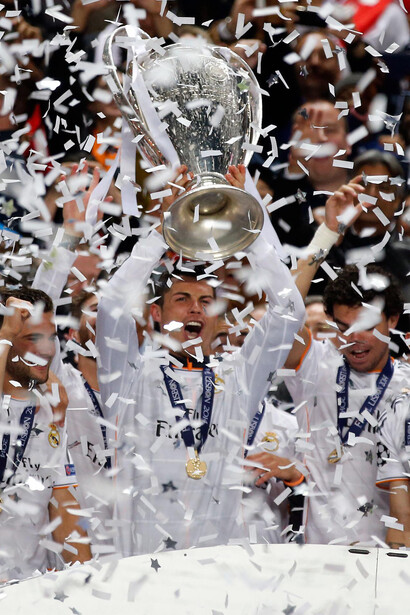 Lisboa, Estádio da Luz, Cristiano Ronaldo levanta el trofeo de la décima Copa de Europa del Real Madrid