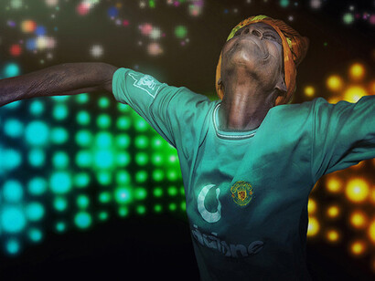 Burkina Faso. Donna che danza in un villaggio. Sfondo e ambientazione creati dall'autore. Ph Sergio Pessolano