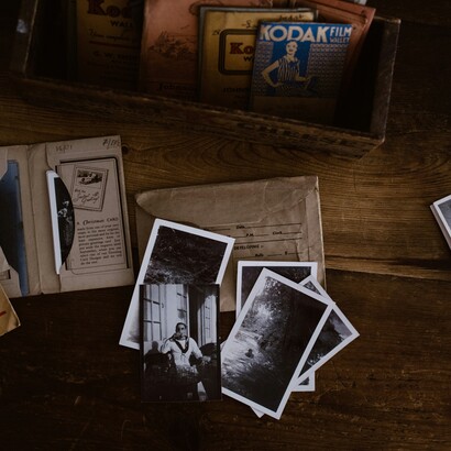 L’esilio non è soltanto distanza geografica, ma una forma silenziosa di trasformazione interiore