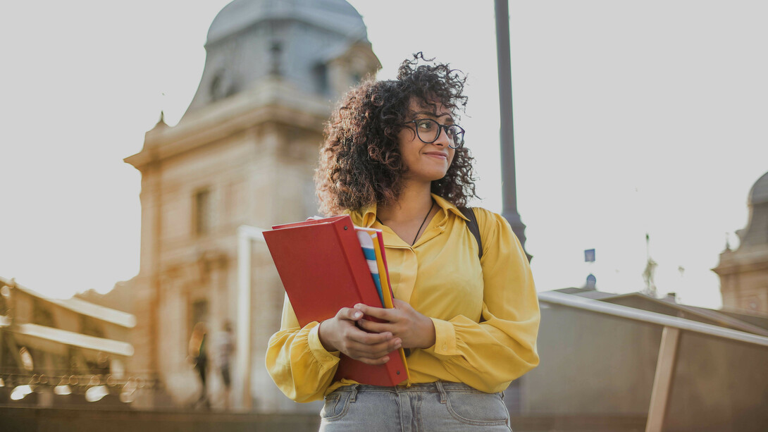 Giovane studentessa universitaria. Nelle università, i nostri giovani crescono in conoscenza, si nutrono di quella cultura, simbolo dell'evoluzione della specie umana