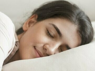 Sono profundo. O sono é uma atividade cerebral que passa por estágios e ciclos de duração variada. Enquanto o corpo descansa, o cérebro trabalha "a todo vapor", selecionando os conteúdos que permanecerão e os que serão eliminados da memória. Também ocorre uma espécie de "faxina cerebral", na qual ondas cerebrais eliminam resíduos tóxicos acumulados durante o dia. Um desses resíduos é a proteína beta-amiloide, associada à doença de Alzheimer 