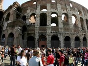 La fila di turisti in attesa davanti al Colosseo prima del Coronavirus