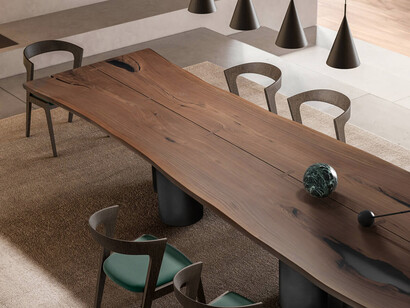 Tavolo in legno in appartamento: l'azienda Brotto produce anche parquet a doghe, spine, moduli geometrici ma anche pavimenti con disegni figurativi che spesso sono incontri artistici fra legno e altri elementi naturali