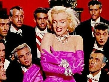 Marilyn Monroe em "Os homens preferem as loiras", 1953, no qual ela cantou "Diamonds Are a Girl's Best Friend". Em 1947, a empresa De Beers, produtora de diamantes, lançou o slogan “A diamond is forever.”, o mais marcante e resistente do séc. XX, contrariando o desinteresse pelos diamantes que começara a manifestar-se e instituindo-o como obrigatório nos anéis de noivado já na década de 1950