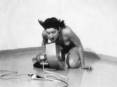 Marina Abramovic, Rhythm 4, Milano, 1974. Courtesy  Rivista Europa Arte Informazione  - Kunst Information - N.10 Ottobre 1975