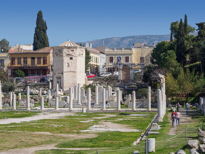 La polis griega, en su diseño, busca garantizar la felicidad y el bienestar de los ciudadanos libres, excluyendo a esclavos y foráneos de esta plenitud. Acrópolis de Atenas, Grecia