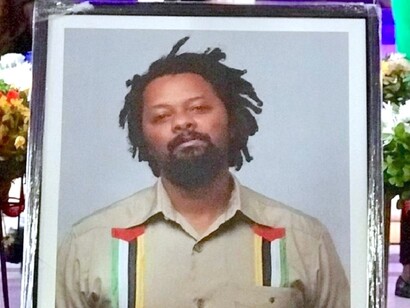 Quadro com foto do Rapper Azagaia em velório, Maputo, Moçambique