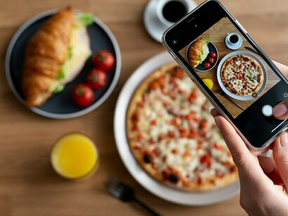 Through a food influencer's lens, smartphone photos of a meal illustrate the influence of social media on culinary culture