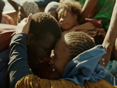 Con una narrazione lineare ma impreziosita da inserti di realismo magico, Garrone riesce a rendere sul grande schermo una delle tematiche più calde dell’attualità