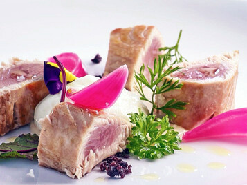 Ohimà Brasserie Positano.  Palamita scottata su terra di olive nere, crema di fagiolo di controne, cipolla rossa in agrodolce e spuma di capperi di salina