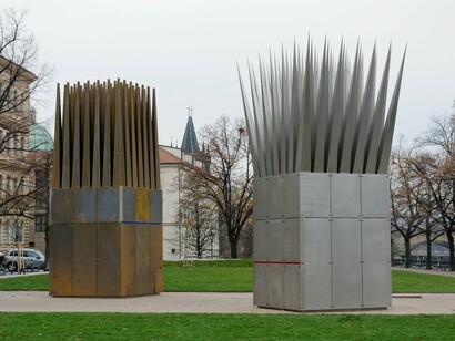 Monumento The House of the Suicide and the House of the Mother of the Suicide, na República Tcheca. O suicídio é um tema difícil de abordar, tanto para os indivíduos que sofrem quanto para a sociedade em geral. O peso do tabu que recai sobre esse ato é imenso, e o silêncio que ele gera pode ser tão prejudicial quanto os próprios fatores de risco que levam uma pessoa a considerar o suicídio

