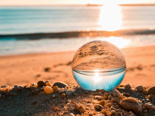 Agosto é campo, praia, descanso e luz. Nada se equipara à sensação de viver um agosto memorável. É o contraste entre o calor do dia e a frescura das noites de verão, que faz querer sair à rua e usufruir de passeios noturnos amenos e ligeiros. É o momento de recarregar baterias e prepararmo-nos para uma nova fase
