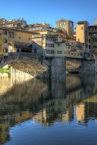 El modelo histórico se transmitía como una forma cargada de experiencia acumulada; la proyectación computacional trabaja con parámetros, simulaciones y optimizaciones. "Ponte Vecchio", 2013. Florencia, Italia                   