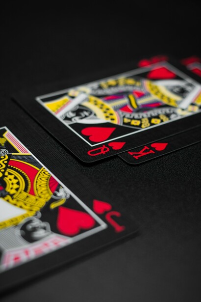 Carte da gioco. Senza dire una parola Freddy iniziò a mischiare le carte a ritmo del suo respiro