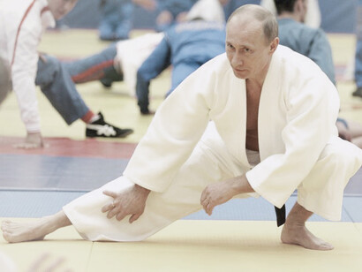 Vladimir Putin realiza estiramientos antes de un entrenamiento de judo