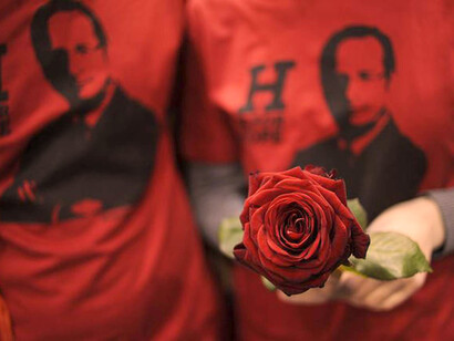 Mujer sostiene una rosa roja, símbolo por excelencia de la socialdemocracia, una vertiente democrática del socialismo real