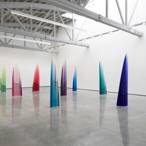 Fred Eversley, Cylindrical lenses, exhibition view. Courtesy of David Kordansky Gallery