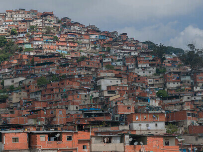 Al ayudar a identificar los problemas mundiales, los equipos multidisciplinarios han comenzado a incluirlos en la agenda política. Los tugurios de Petare en Caracas, Venezuela