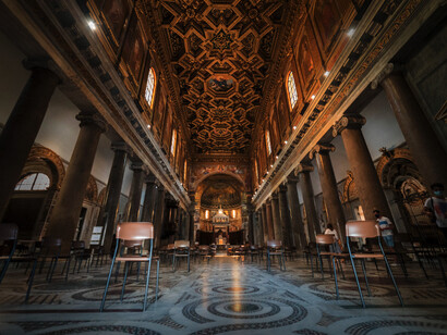 Interno a tre navate, il soffitto a lacunari è del Domenichino (1617), il pavimento cosmatesco è del XIX secolo, foto Claudio Bernardini