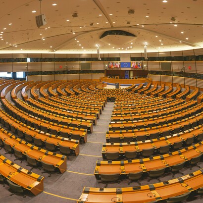 L'Unione Europea ha introdotto un registro per la trasparenza, obbligando i gruppi di pressione a dichiarare le loro attività e i contatti con i decisori politici