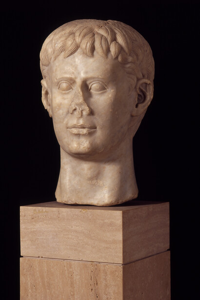 Bust of Frederick II,
Marble bust of Frederick II, Italy, 1220–50 AD. Deutsches Archäologisches Institut, Rome.