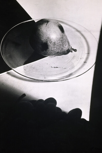 Florence Henri, Composition Nature morte, 1931, Épreuve gélatino-argentique d’époque, 45,9 x 37,7 cm, Collection particulière, courtesy Archives Florence Henri, Gênes, Florence Henri © Galleria Martini & Ronchetti