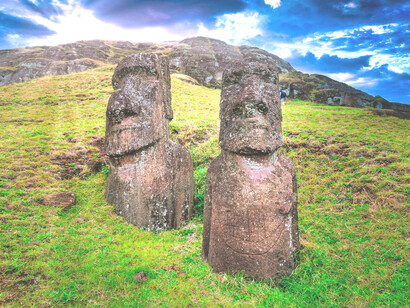 Isla de Pascua: su nombre nativo es Rapa Nui. Es famosa por sus sitios arqueológicos, incluidas cerca de 900 estatuas monumentales llamadas 'moáis', creadas por los habitantes entre los siglos XIII y XVI