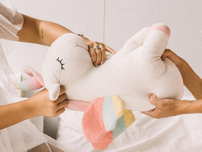 Atrizes de séries famosas relatam em podcasts como eram manipuladas por produtores para criar rivalidades e manter o controle sobre elas