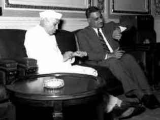 Gamal Abdel Nasser recibiendo al Primer Ministro Jawaharlal Nehru en las oficinas de la presidencia,1957 Cairo, Egipto