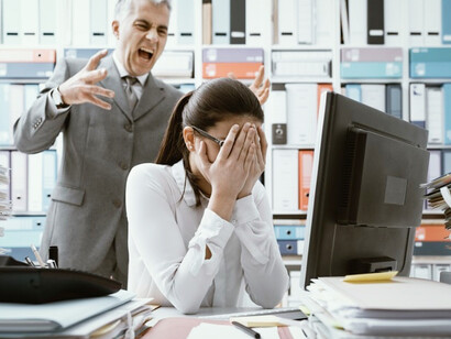 Piericcardo, capo di Marta, ostenta quasi tutti i classici comportamenti da “stronzo”