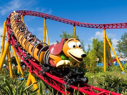 Slinky Ride, a montanha-russa que leva o nome do cachorro de molas do Andy, fiel escudeiro do cowboy Woody, no parque temático Toy Story Land na Disney da Flórida, Estados Unidos