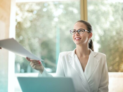 Mulher empreendedora em sua oficina