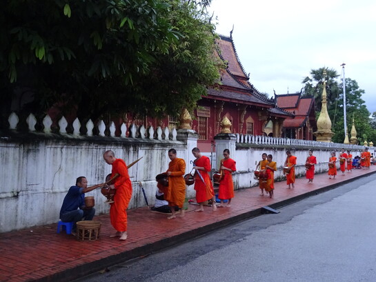 Ceremonia de ofrenda de limosnas, agosto de 2018. Vat Sensoukharam —es el templo dorado y carmesí— en Luang Prabang, Laos