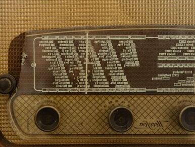 Rádio antigo. No Brasil, o maior atrativo do rádio eram as radionovelas, precursoras das famosas Telenovelas que ainda hoje são consumidas por grande parte da população brasileira. As radionovelas eram extremamente populares por toda a América Latina. A primeira radionovela brasileira foi "Em busca da felicidade", adaptada de uma original cubana