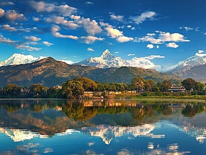 La città di Pokhara riflessa nel fiume Phewa, Nepal